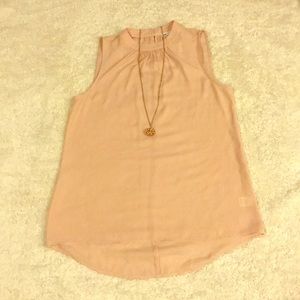 Adorable blouse with free necklace!